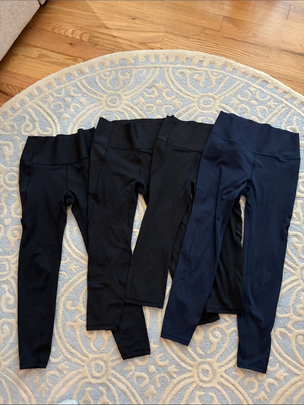 GAP women’s Sculpt compression Leggings in Black and Navy - 4-Pack